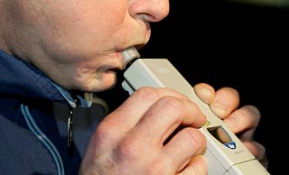 Die Polizei warnt dringend davor, mit Alkohol am Steuer am Straßenverkehr teilzunehmen. - Verfügbar für Kunden mit Rechnungsadresse in Deutschland. Die Polizei warnt dringend davor, mit Alkohol am Steuer am Straßenverkehr teilzunehmen. - Verfügbar für Kunden mit Rechnungsadresse in Deutschland.