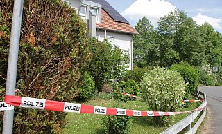 Ein Flatterband sperrt den Gartenbereich vor der Wohnung in der Warburger Altstadt ab. - Dieter Scholz Ein Flatterband sperrt den Gartenbereich vor der Wohnung in der Warburger Altstadt ab. - Dieter Scholz