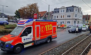 Das Mädchen musste mit dem Rettungswagen ins Krankenhaus gebracht werden. - NW Das Mädchen musste mit dem Rettungswagen ins Krankenhaus gebracht werden. - NW