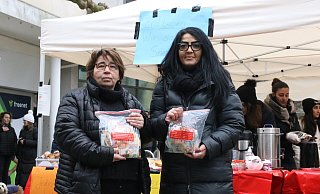 Zübeyde Polat und Sibel Gümüs (v.l.) haben die Spendenaktion auf dem Linnenbauerplatz ins Leben gerufen und freuen sich über mehrere Tausend Euro, die an Spendengeldern eingenommen wurden. - Claus Frickemeier Zübeyde Polat und Sibel Gümüs (v.l.) haben die Spendenaktion auf dem Linnenbauerplatz ins Leben gerufen und freuen sich über mehrere Tausend Euro, die an Spendengeldern eingenommen wurden. - Claus Frickemeier
