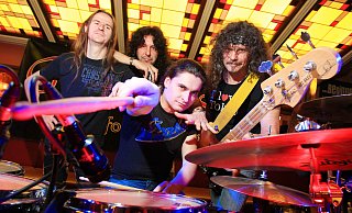 Es wird rockig auf der Bühne in der Stummrigen Straße: Am Freitagabend spielen "Four Roses" aus Leipzig. - JKR Es wird rockig auf der Bühne in der Stummrigen Straße: Am Freitagabend spielen "Four Roses" aus Leipzig. - JKR