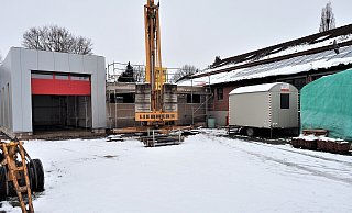 Das Rolltor ist schon drin: Der Rohbau des Feuerwehrhausen am Sport- und Vereinsheim in Entrup steht. - Josef Köhne Das Rolltor ist schon drin: Der Rohbau des Feuerwehrhausen am Sport- und Vereinsheim in Entrup steht. - Josef Köhne