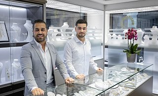 Simon Önaktug (l.) betreibt das Geschäft "Juwelier am Marienplatz". Dort arbeitet auch sein Bruder Josua Önaktug. - Niklas Tüns Simon Önaktug (l.) betreibt das Geschäft "Juwelier am Marienplatz". Dort arbeitet auch sein Bruder Josua Önaktug. - Niklas Tüns
