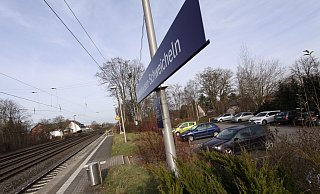 Vom Bahnhof in Schweicheln fahren viele Menschen täglich zur Arbeit, vor allem in Richtung Herford und Bielefeld. - Björn Kenter Vom Bahnhof in Schweicheln fahren viele Menschen täglich zur Arbeit, vor allem in Richtung Herford und Bielefeld. - Björn Kenter