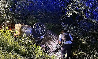Der 24-Jährige hatte sich mit seinem Auto überschlagen und kam im angrenzenden Straßengraben auf dem Dach zum Liegen. - Feuerwehr Brakel Der 24-Jährige hatte sich mit seinem Auto überschlagen und kam im angrenzenden Straßengraben auf dem Dach zum Liegen. - Feuerwehr Brakel