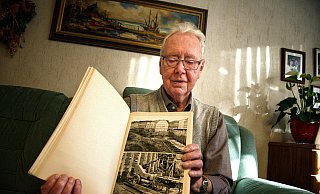 Der ehemalige Polier Artur Bahrs zeigt ein Foto aus dem Karstadt-Projektbuch. - Michaela Heinze Der ehemalige Polier Artur Bahrs zeigt ein Foto aus dem Karstadt-Projektbuch. - Michaela Heinze