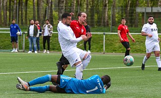 Mit vereinten Kräften: Burak Bekdemir (l.) und Torhüter Ousmane Traore vom TV Herford verhindern hier den Abschluss von Elverdissens Rico Alves Rei, letztlich aber gewann der TVE das Stadtduell mit 2:1. - Yvonne Gottschlich Mit vereinten Kräften: Burak Bekdemir (l.) und Torhüter Ousmane Traore vom TV Herford verhindern hier den Abschluss von Elverdissens Rico Alves Rei, letztlich aber gewann der TVE das Stadtduell mit 2:1. - Yvonne Gottschlich