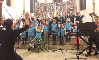 Die Notenkaoten unter der Leitung von Sandra Niermann (l.) begeisterten auf diesem Archivfoto mit Pop- und Kinderliedern. Am Klavier Miriam Patzelt. Niermann und Patzelt wollen jetzt einen weiteren Chor gründen. - Louisa Kohnert Die Notenkaoten unter der Leitung von Sandra Niermann (l.) begeisterten auf diesem Archivfoto mit Pop- und Kinderliedern. Am Klavier Miriam Patzelt. Niermann und Patzelt wollen jetzt einen weiteren Chor gründen. - Louisa Kohnert
