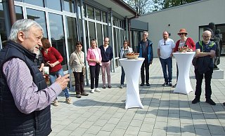 Jürgen Heimsath erzählt vor der Besuchergruppe, wie er auf die Idee mti dem Dom-Kölsch und der Espelkamper "Domplatte" gekommen ist. - Karsten Schulz Jürgen Heimsath erzählt vor der Besuchergruppe, wie er auf die Idee mti dem Dom-Kölsch und der Espelkamper "Domplatte" gekommen ist. - Karsten Schulz