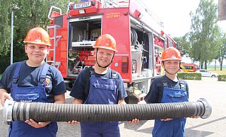 Simon (11), Malte (10) und Ben (11) von der Peckelsheimer Jugendfeuerwehr sind zum erste Mal dabei und absolut begeistert von dem großen Zeltlager. - Burkhard Battran Simon (11), Malte (10) und Ben (11) von der Peckelsheimer Jugendfeuerwehr sind zum erste Mal dabei und absolut begeistert von dem großen Zeltlager. - Burkhard Battran