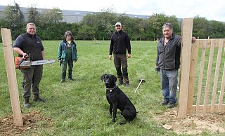 Eingezäunt haben die Hundewiese (v.l.) Karl-Philipp Meyer, Klaus Menke, Alexander Woltersdorf mit Labrador Dexter und Initiator Hubert Franke. - Johannes Büttner Eingezäunt haben die Hundewiese (v.l.) Karl-Philipp Meyer, Klaus Menke, Alexander Woltersdorf mit Labrador Dexter und Initiator Hubert Franke. - Johannes Büttner