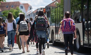 Die Schülerbeförderung im Kreis Höxter ist immer wieder ein Thema. Die Sorge der Eltern vor überfüllten Bussen wächst. - dpa/Marijan Murat Die Schülerbeförderung im Kreis Höxter ist immer wieder ein Thema. Die Sorge der Eltern vor überfüllten Bussen wächst. - dpa/Marijan Murat