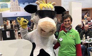 Christa Rode, hier auf der "Grünen Woche" in Berlin, ist „Elferin“ der ersten Stunde und freut sich über die Begegnungen mit besonderen Menschen. - LGS Höxter Christa Rode, hier auf der "Grünen Woche" in Berlin, ist „Elferin“ der ersten Stunde und freut sich über die Begegnungen mit besonderen Menschen. - LGS Höxter