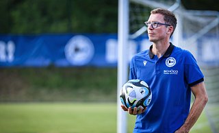 Michael Mutzel ist sehr an einer angemessenen Würdigung der Verdienste von Kapitän Fabian Klos interessiert. Doch noch weitaus wichtiger ist Arminias Sport-Geschäftsführer der Klassenerhalt – gern bereits am Samstag im Heimspiel gegen Halle. - Sarah Jonek Michael Mutzel ist sehr an einer angemessenen Würdigung der Verdienste von Kapitän Fabian Klos interessiert. Doch noch weitaus wichtiger ist Arminias Sport-Geschäftsführer der Klassenerhalt – gern bereits am Samstag im Heimspiel gegen Halle. - Sarah Jonek