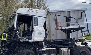 Das Führerhaus des Lastwagens ist ziemlich zerstört. - Leandra Finke Das Führerhaus des Lastwagens ist ziemlich zerstört. - Leandra Finke
