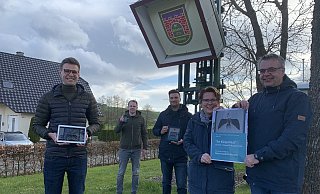 Die Schützen Jonas Leineweber, Marius Striewe, Julian Wiethaup, Christiane und Michael Auffenberg (v. l.) haben sich eine kreative Alternative für das Vogelschießen und Schützenfest ausgedacht. - Schützen Schwaney Die Schützen Jonas Leineweber, Marius Striewe, Julian Wiethaup, Christiane und Michael Auffenberg (v. l.) haben sich eine kreative Alternative für das Vogelschießen und Schützenfest ausgedacht. - Schützen Schwaney