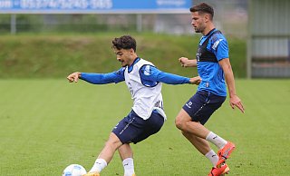 Mika Baur (l.) könnte gegen Hannover seinen ersten Zweitliga-Einsatz verbuchen. Teamkollege Marcel Hoffmeier (r.) kehrt in den 20er-Kader zurück. - Oliver Krato Mika Baur (l.) könnte gegen Hannover seinen ersten Zweitliga-Einsatz verbuchen. Teamkollege Marcel Hoffmeier (r.) kehrt in den 20er-Kader zurück. - Oliver Krato