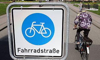 Fahrradstraßen gibt es schon in vielen Kommunen. Einheitlich gestaltet aber sind sie wegen fehlender Vorgaben nicht. Ob entsprechende Schilder ausreichen oder doch viel Geld in Umbauten investiert werden soll ist nun die alles entscheidende Frage für das Fahrradstraßenkonzept in Löhne. - Verwendung weltweit Fahrradstraßen gibt es schon in vielen Kommunen. Einheitlich gestaltet aber sind sie wegen fehlender Vorgaben nicht. Ob entsprechende Schilder ausreichen oder doch viel Geld in Umbauten investiert werden soll ist nun die alles entscheidende Frage für das Fahrradstraßenkonzept in Löhne. - Verwendung weltweit