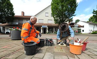 Unterstützt von Matthias Kopka vom Rahdener Bauhof verlegte Künstler Gunter Demnig die fünf Stolpersteine für Mitglieder der Familie Oppenheim. - Joern Spreen-Ledebur Unterstützt von Matthias Kopka vom Rahdener Bauhof verlegte Künstler Gunter Demnig die fünf Stolpersteine für Mitglieder der Familie Oppenheim. - Joern Spreen-Ledebur