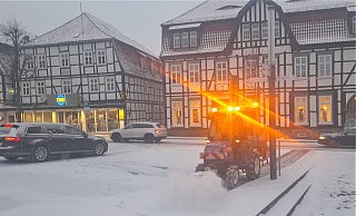Zügig wurden am Nachmittag die Gehwege in Warburgs Innenstadt - hier am Marktplatz - freigeräumt. Doch es schneite weiter. - Simone Flörke Zügig wurden am Nachmittag die Gehwege in Warburgs Innenstadt - hier am Marktplatz - freigeräumt. Doch es schneite weiter. - Simone Flörke