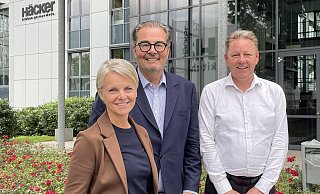 Karin Padinger (Leiterin Marketing und Innenarchitektur bei Häcker Küchen), Geschäftsführer Markus Sander und Karsten Bäumer (Leitung Produktmanagement und PR) freuen sich auf die bevorstehende Küchenmeile. - Natalie Gottwald Karin Padinger (Leiterin Marketing und Innenarchitektur bei Häcker Küchen), Geschäftsführer Markus Sander und Karsten Bäumer (Leitung Produktmanagement und PR) freuen sich auf die bevorstehende Küchenmeile. - Natalie Gottwald