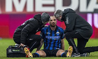 Innenverteidiger Jannis Heuer, der hier im Heimspiel gegen St. Pauli von Mannschaftsarzt Matthias Porsch (r.) und Physiotherapeut Robert Wezorke behandelt wird, wird dem SCP in Regensburg fehlen. - picture alliance/dpa Innenverteidiger Jannis Heuer, der hier im Heimspiel gegen St. Pauli von Mannschaftsarzt Matthias Porsch (r.) und Physiotherapeut Robert Wezorke behandelt wird, wird dem SCP in Regensburg fehlen. - picture alliance/dpa