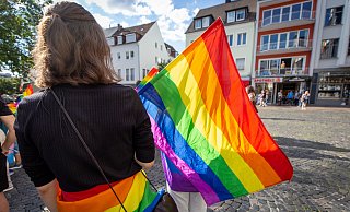 Vom Wunsch, im Anderssein akzeptiert zu werden, zeugen auch die Pride-Paraden zum Christopher-Street-Day. - Niklas Tüns Vom Wunsch, im Anderssein akzeptiert zu werden, zeugen auch die Pride-Paraden zum Christopher-Street-Day. - Niklas Tüns