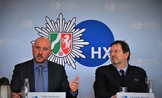 Der Leiter der Direktion Kriminalität, Peter Hentschel, und Polizeidirektor Christian Brenski stellen den Kriminalitätsbericht vor. - David Schellenberg Der Leiter der Direktion Kriminalität, Peter Hentschel, und Polizeidirektor Christian Brenski stellen den Kriminalitätsbericht vor. - David Schellenberg