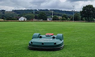 Mähroboter helfen vielerorts bei der Rasenpflege. Es ist allerdings Vorsicht geboten. - Uwe Pollmeier Mähroboter helfen vielerorts bei der Rasenpflege. Es ist allerdings Vorsicht geboten. - Uwe Pollmeier