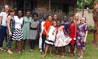 Zu Ostern besuchten einige Paderbornerinnen ihre "Patenkinder" in Uganda. Anne Grothe (r.) ist auf der Suche nach weiteren Spendern. - Privat Zu Ostern besuchten einige Paderbornerinnen ihre "Patenkinder" in Uganda. Anne Grothe (r.) ist auf der Suche nach weiteren Spendern. - Privat