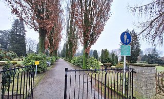 Der Friedhof an der Wollfeldstraße in Ennigloh. Am Eingang wird auf verschiedene Verhaltensregeln hingewiesen. - Peter Heidbrink Der Friedhof an der Wollfeldstraße in Ennigloh. Am Eingang wird auf verschiedene Verhaltensregeln hingewiesen. - Peter Heidbrink