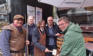 Fassanstich in Gütersloh: Fuhrmann Guido Stöckmann (v.l.), Vorsitzender des Verkehrsvereins Ralph Strothmann, Bürgermeister Norbert Morkes, Thomas Kessenjohann ebenfalls aus dem Verkehrsverein und Markus Korfmacher von der Hohenfelder Brauerei. - Philipp Kersten Fassanstich in Gütersloh: Fuhrmann Guido Stöckmann (v.l.), Vorsitzender des Verkehrsvereins Ralph Strothmann, Bürgermeister Norbert Morkes, Thomas Kessenjohann ebenfalls aus dem Verkehrsverein und Markus Korfmacher von der Hohenfelder Brauerei. - Philipp Kersten