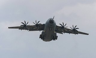 Die Maschine vom Typ A400M war im Rahmen eines routinemäßigen Flugbetriebes auf dem Weg von Düsseldorf zum Heimatflugplatz in Wunstorf, als eine unbekannte Person den Piloten mit dem Laserpointer blendete. Symbolfoto: - imago images/localpic Die Maschine vom Typ A400M war im Rahmen eines routinemäßigen Flugbetriebes auf dem Weg von Düsseldorf zum Heimatflugplatz in Wunstorf, als eine unbekannte Person den Piloten mit dem Laserpointer blendete. Symbolfoto: - imago images/localpic