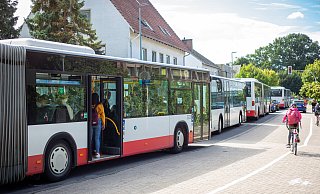 Schulbusse fahren an der Bertolt-Brecht-Gesamtschule reichlich. Auf eine Direktverbindung nach Obernbeck warten die Schülerinnen und Schüler allerdings vergeblich. - Niklas Tüns Schulbusse fahren an der Bertolt-Brecht-Gesamtschule reichlich. Auf eine Direktverbindung nach Obernbeck warten die Schülerinnen und Schüler allerdings vergeblich. - Niklas Tüns