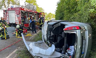 Die Feuerwehr musste das Dach des auf der Seite liegenden Fahrzeugs öffnen, um die verletzte Fahrerin zu befreien. - Feuerwehr Volkmarsen Die Feuerwehr musste das Dach des auf der Seite liegenden Fahrzeugs öffnen, um die verletzte Fahrerin zu befreien. - Feuerwehr Volkmarsen