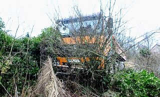 Dort, wo der 18-Tonner den Zaun niedermalmte, stand gerade eine Frau in ihrem Garten. - Polizei Dort, wo der 18-Tonner den Zaun niedermalmte, stand gerade eine Frau in ihrem Garten. - Polizei