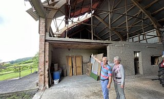 Johannes und Irene Kropp stehen in der Scheune, in der der Tornado das Dach davongerissen hat. - Ralf T. Mischer Johannes und Irene Kropp stehen in der Scheune, in der der Tornado das Dach davongerissen hat. - Ralf T. Mischer