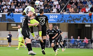 Ragnar Ache springt in dieser Szene aus dem Hinspiel höher als die SCP-Akteure Kai Klefisch (l.) und Marcel Hoffmeier. Am Ende machten die Kopfballkünste des FCK-Stürmers den Unterschied. - Imago Images Ragnar Ache springt in dieser Szene aus dem Hinspiel höher als die SCP-Akteure Kai Klefisch (l.) und Marcel Hoffmeier. Am Ende machten die Kopfballkünste des FCK-Stürmers den Unterschied. - Imago Images