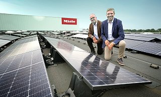 Christoph Wendker (vorn, Firmenverantwortlicher für Nachhaltigkeit) und Lars-Peter Dierke, Leiter des globalen Baumanagements. - Andreas Frücht Christoph Wendker (vorn, Firmenverantwortlicher für Nachhaltigkeit) und Lars-Peter Dierke, Leiter des globalen Baumanagements. - Andreas Frücht