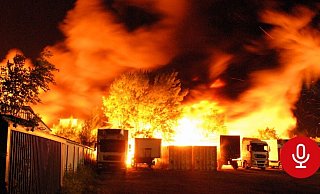 Eine Serie von Brandstiftungen endete in Bielefeld mit dem größten Feuerwehreinsatz der letzten Jahrzehnte. Die Täter hatten die komplette Recyclingfirma Kriehme in Brand gesetzt. - Jens Trautmann Eine Serie von Brandstiftungen endete in Bielefeld mit dem größten Feuerwehreinsatz der letzten Jahrzehnte. Die Täter hatten die komplette Recyclingfirma Kriehme in Brand gesetzt. - Jens Trautmann