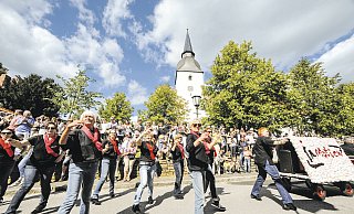 Schwungvoll: Im August 2017 reihten sich die Oppendorfer Line Dancer in den Leverner Blumenkorso ein und zeigten ihr Können. - Joern Spreen-Ledebur Schwungvoll: Im August 2017 reihten sich die Oppendorfer Line Dancer in den Leverner Blumenkorso ein und zeigten ihr Können. - Joern Spreen-Ledebur