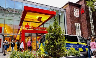 Die Filiale der Sparkasse an der Stresemannstraße wurde am Montag geräumt. - Symbolfoto: Stefan Becker Die Filiale der Sparkasse an der Stresemannstraße wurde am Montag geräumt. - Symbolfoto: Stefan Becker