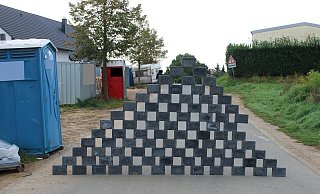 Die gestapeltem Steine standen mitten auf dem Reineburgweg. - Foto: Polizei Minden-Lübbecke Die gestapeltem Steine standen mitten auf dem Reineburgweg. - Foto: Polizei Minden-Lübbecke