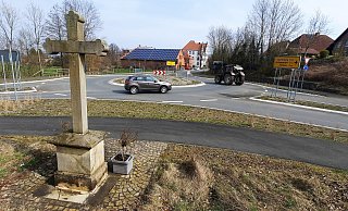 Auch das Kreuz am Nieheimer Kreisel soll weg - die Stadtverwaltung hat ein entsprechendes Schreiben bekommen. Das Kreuz war erst im Sommer 2017 im Zuge des Kreiselbaus, von einem Fachmann restauriert und versetzt worden. In Abstimmung und Einvernehmen mit dem Landesbetrieb Straßen NRW und dem Landschaftschaftverband Westfalen-Lippe. Es wird von Anwohnern gepflegt. - David Schellenberg Auch das Kreuz am Nieheimer Kreisel soll weg - die Stadtverwaltung hat ein entsprechendes Schreiben bekommen. Das Kreuz war erst im Sommer 2017 im Zuge des Kreiselbaus, von einem Fachmann restauriert und versetzt worden. In Abstimmung und Einvernehmen mit dem Landesbetrieb Straßen NRW und dem Landschaftschaftverband Westfalen-Lippe. Es wird von Anwohnern gepflegt. - David Schellenberg