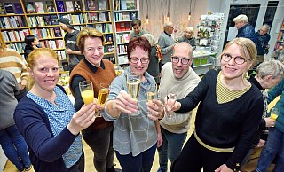 Merle Lemcke, Frauke Kaptain, Greta Wüppen, Frank Gleiche und Silke Horn feiern die Wiedereröffnung. Die Chefin, Christiane Lemcke, konnte krankheitsbedingt nicht dabei sein. Foto: Barbara Franke - Barbara Franke Merle Lemcke, Frauke Kaptain, Greta Wüppen, Frank Gleiche und Silke Horn feiern die Wiedereröffnung. Die Chefin, Christiane Lemcke, konnte krankheitsbedingt nicht dabei sein. Foto: Barbara Franke - Barbara Franke