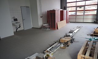 In der Halle lagert immer noch Baumaterial. Doch geparkt werden darf davor schon nicht mehr. - Josef Köhne In der Halle lagert immer noch Baumaterial. Doch geparkt werden darf davor schon nicht mehr. - Josef Köhne