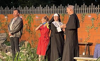 Günni (Thomas Leonard/l.) und Juwelendieb Uwe (Frank Meyer/r.) befinden sich im Kloster in den guten Händen der putzwütigen Pasti (Renate Malassa/2. v. l.) und der tief pessimistischen Schwester Käthe (Alexandra Ecke). - Ann-Britta Dohle Günni (Thomas Leonard/l.) und Juwelendieb Uwe (Frank Meyer/r.) befinden sich im Kloster in den guten Händen der putzwütigen Pasti (Renate Malassa/2. v. l.) und der tief pessimistischen Schwester Käthe (Alexandra Ecke). - Ann-Britta Dohle