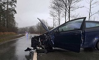 Drei Fahrzeuginsassen werden bei dem Unfall in Nieheim schwer verletzt. - Madita Schellenberg Drei Fahrzeuginsassen werden bei dem Unfall in Nieheim schwer verletzt. - Madita Schellenberg