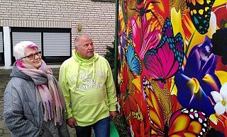 Gerda und Peter Müller bewundern Tag für Tag die Wand ihres Carports, die nun Bilder von bunten Blumen, Insekten und Vögeln zeigt. - Judith Gladow Gerda und Peter Müller bewundern Tag für Tag die Wand ihres Carports, die nun Bilder von bunten Blumen, Insekten und Vögeln zeigt. - Judith Gladow