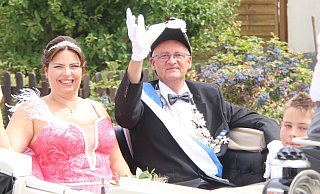 Gerd und Sabrina Vonde sind das Königspaar des Germeter Schützenvereins. - Burkhard Battran Gerd und Sabrina Vonde sind das Königspaar des Germeter Schützenvereins. - Burkhard Battran